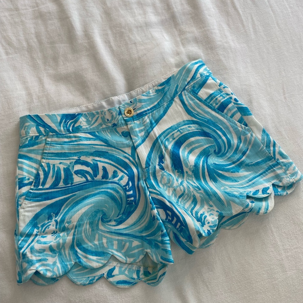 lilly pulitzer - scalloped buttercup shorts in light blue sea ruffle wave print